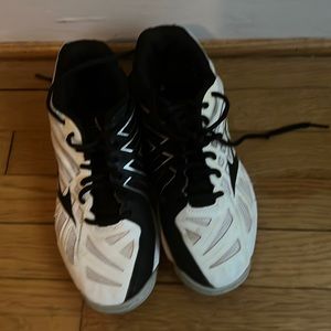 Black/White Volleyball indoor sneakers by Mizuno!